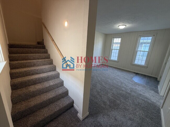 Building Photo - Three Bedroom | Updated | EHA Accepted