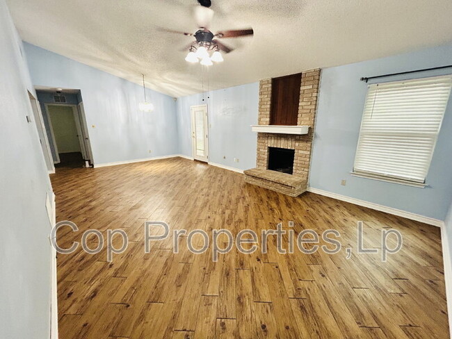 Building Photo - 10118 Rainbow Bend