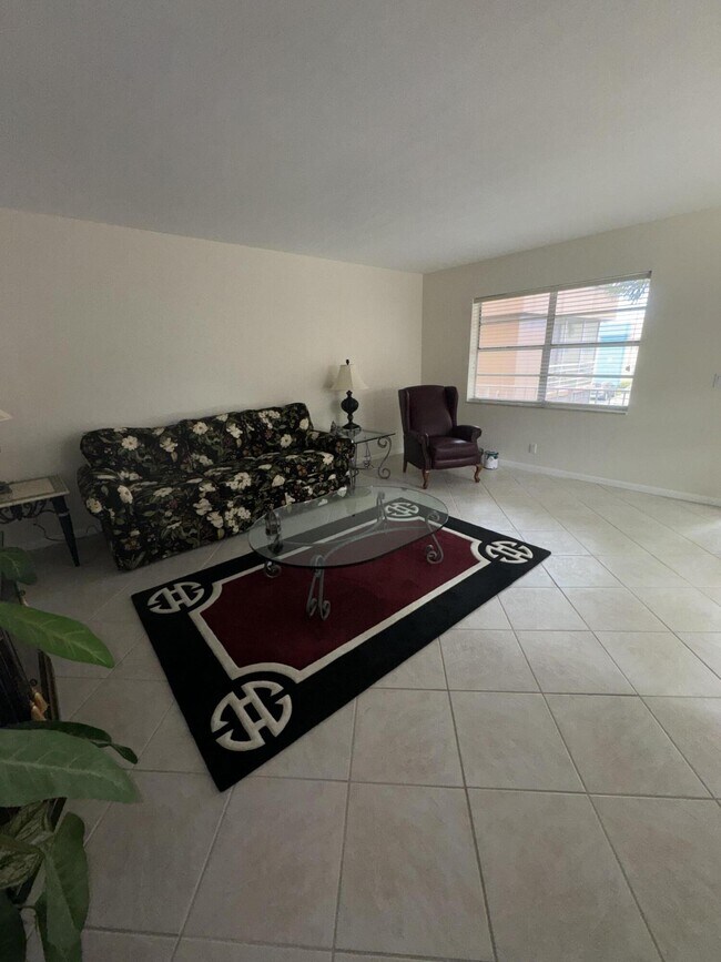 Foto del edificio - 283 Burgundy Ave