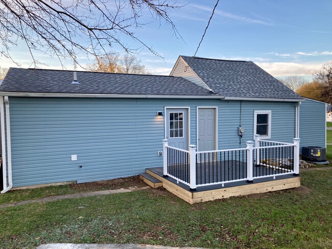 Building Photo - 708 Lewis Ave
