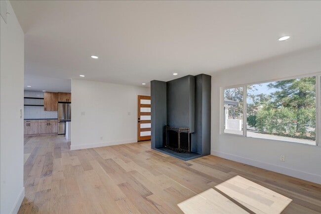 Foto del edificio - Experience Modern Elegance and an ADU in t...