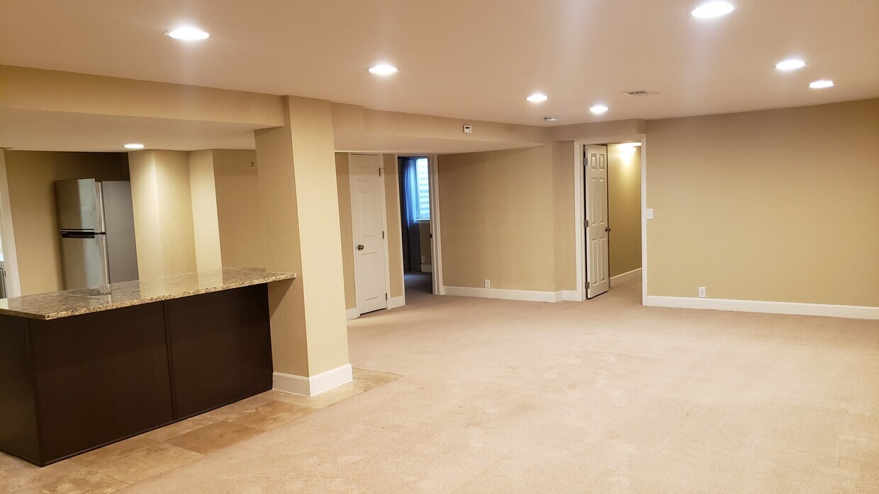 Spacious great room - 3250 Jasmine St