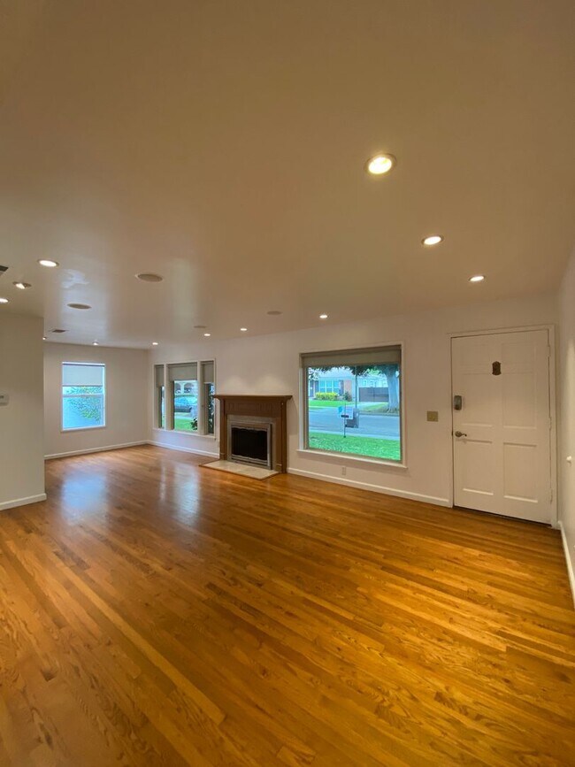 Foto del edificio - Long Beach: 4 bedroom 3 bath with Spacious...