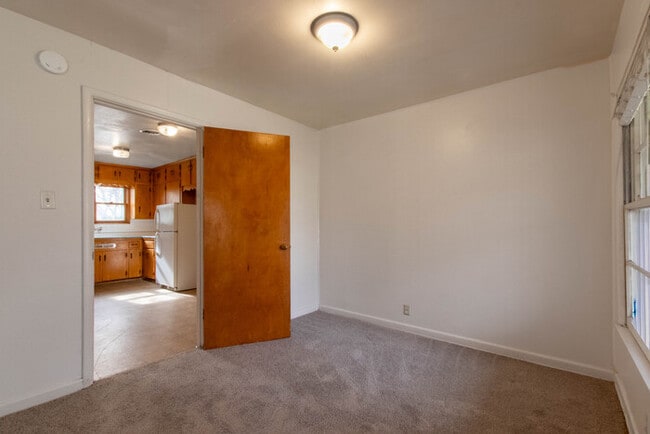 Building Photo - 809 Crescent St