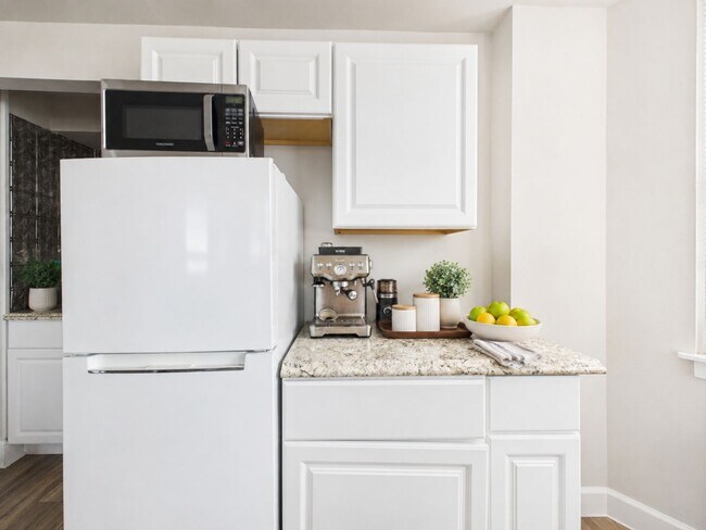 Building Photo - JULY 15 Newly renovated 1 bed, 1 bath in Rittenhouse FREE GAS AND COLD WATER