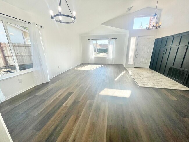 Foto del edificio - Stunning newly remodeled 3 bedroom 2 bathroom home!