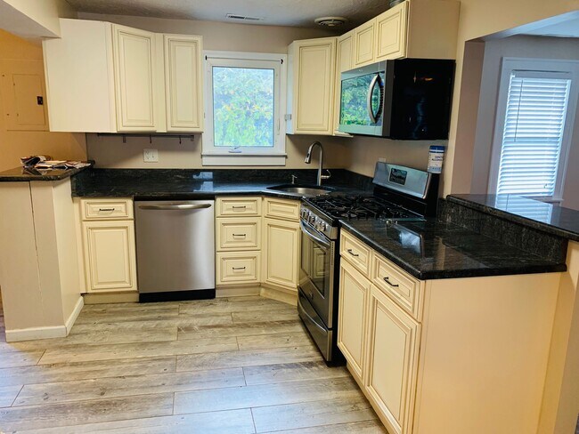 Foto del edificio - 1323 E 360th St