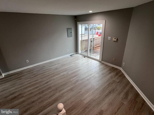 Building Photo - 114 Gloucester Ave