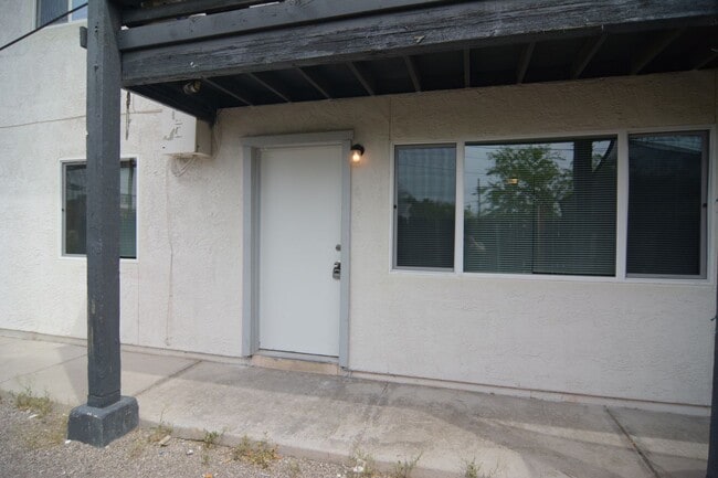 Building Photo - 2 Bedroom 1 Bath Apartment! Close to the U...