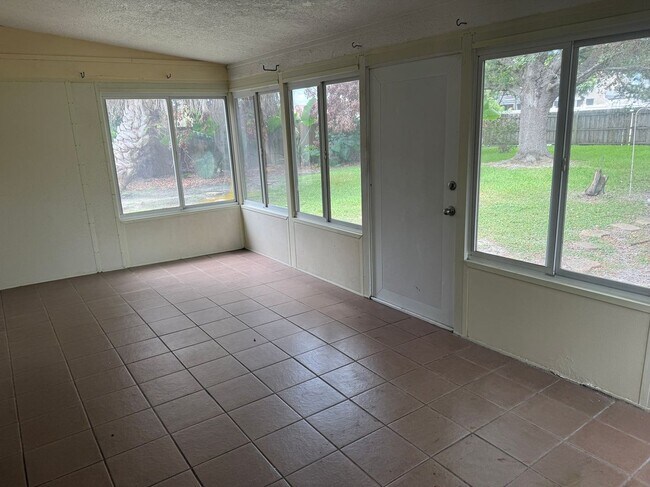 Building Photo - 113 S Deerwood Ave