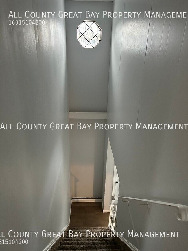 Building Photo - 6 Bedroom in Central Islip Great Location