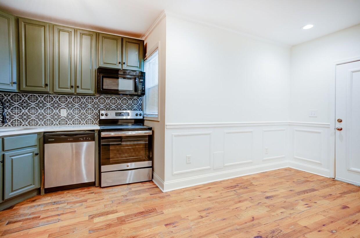 Primary Photo - 2226 N Sydenham St