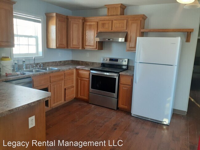 Building Photo - 4 br, 2 bath House - 310 W. 3rd S. Unit #1...