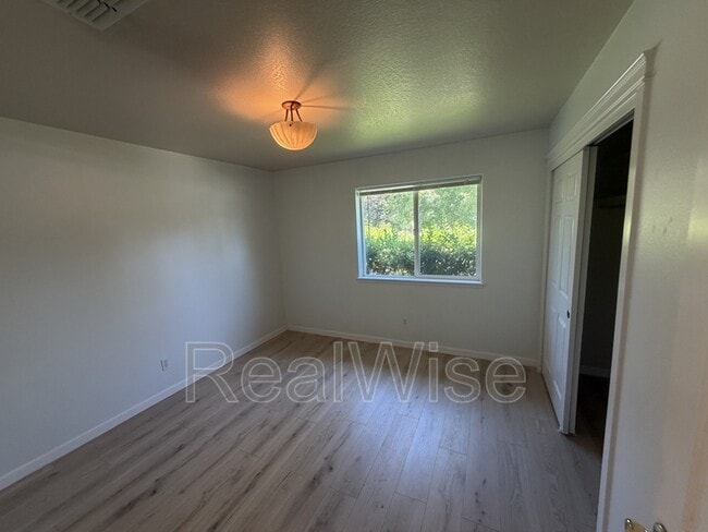 Building Photo - 1388 SW Kellenbeck Ave
