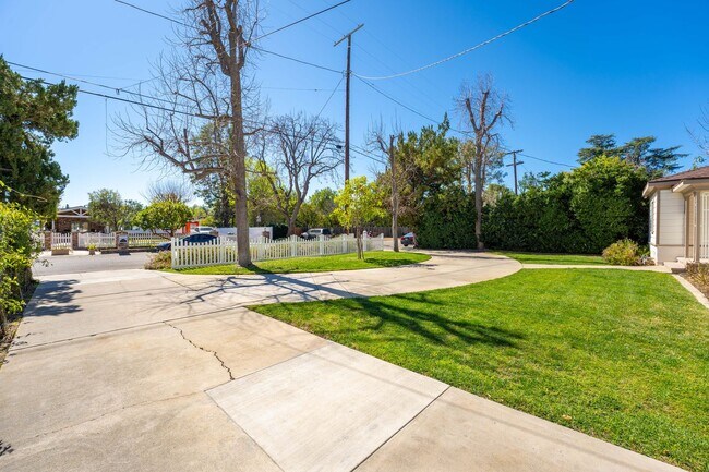 Foto del edificio - Single-story 3+3 in Woodland Hills w/appli...