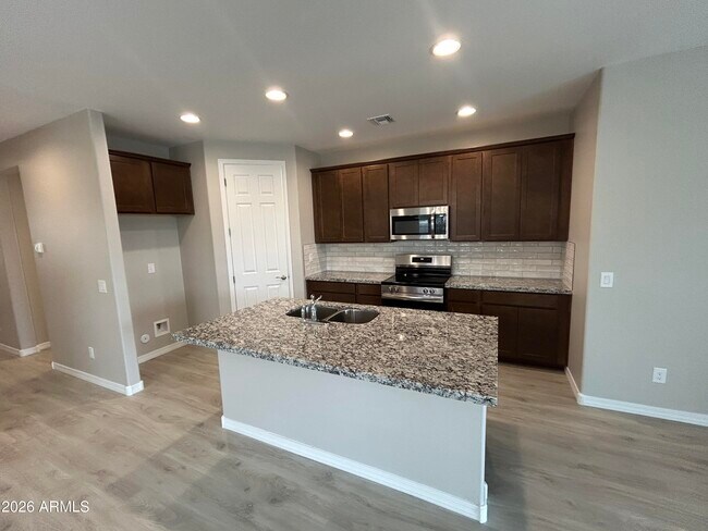 Foto del edificio - 2150 S 242nd Dr