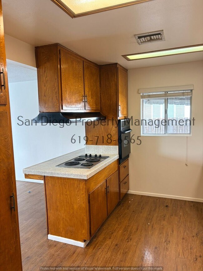 Foto del edificio - Charming 3-Bed with New LVP Flooring & Scenic Backyard Views