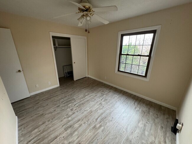 Building Photo - 5015 Hampton Ct