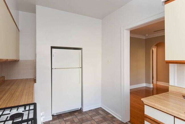 Building Photo - 1424 W Thome Ave