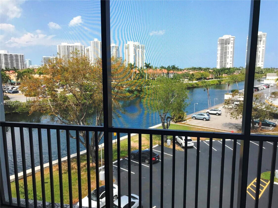 Foto principal - 3475 N Country Club Dr