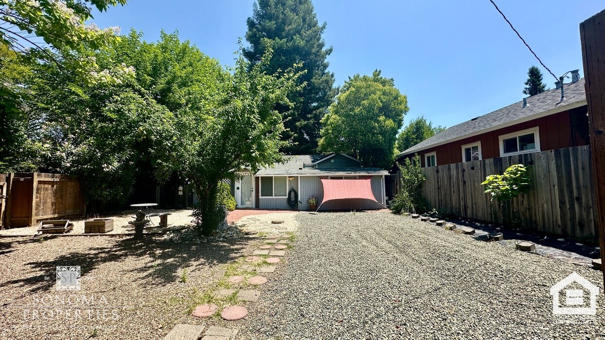 Primary Photo - Charming 1-bedroom Duplex With Paid Utilit...