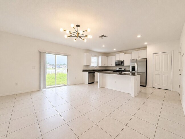 Building Photo - Modern 4Bedrooms / 2.5Bath home with flexible living space at Saddle Creek!