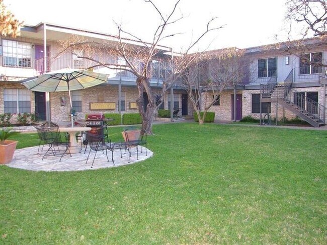 Foto del edificio - 2211 W N Loop Blvd