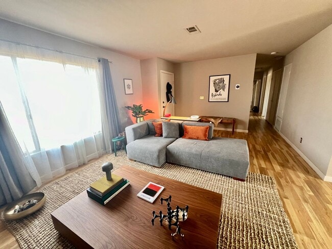 Building Photo - 3-bedroom 2 bath Home with Central AC - Fully Furnished