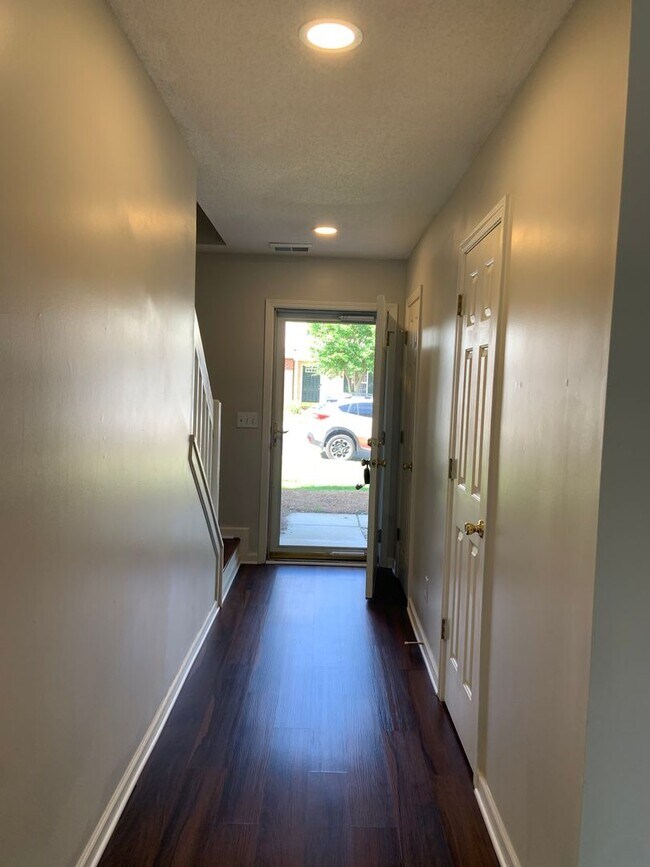 Foto del edificio - 2 bedroom townhouse with patio available a...