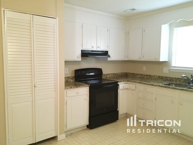 Building Photo - 10442 Camelback Cir