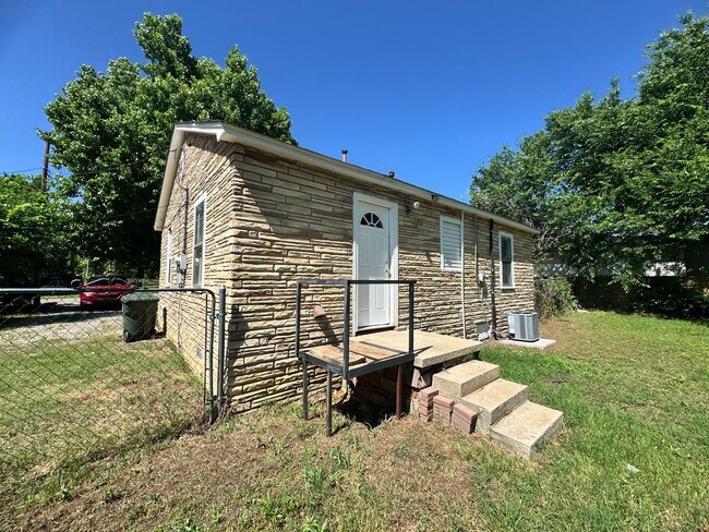 Building Photo - 2 Bed 1 Bath home in Midwest City!
