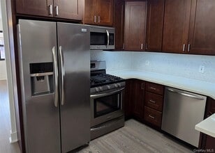 Building Photo - 74-11 85th Dr