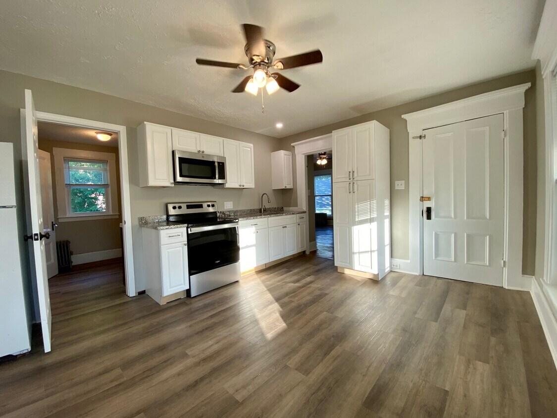 New kitchen with granite counters - 193 Pearl St