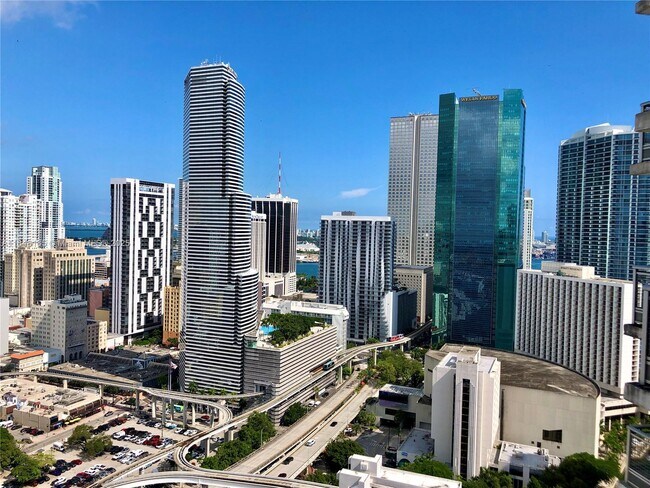 Foto del edificio - 350 S Miami Ave