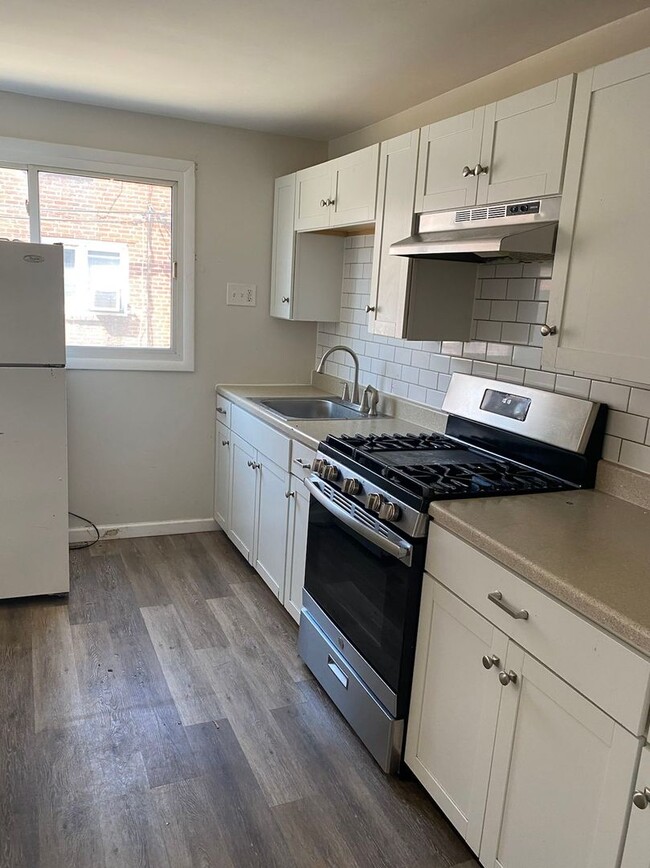 Building Photo - 3 Bedroom and 1 bathroom