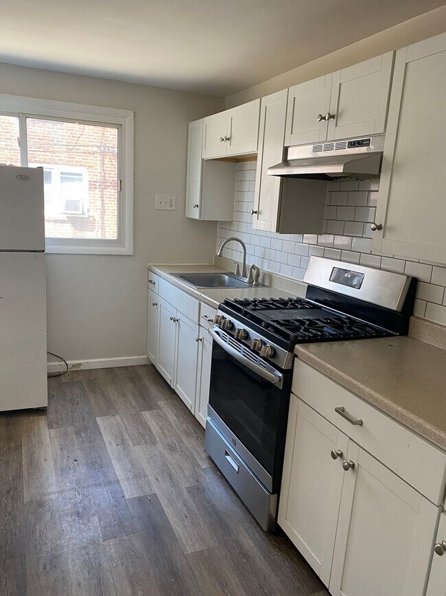 Foto del edificio - 3 Bedroom and 1 bathroom