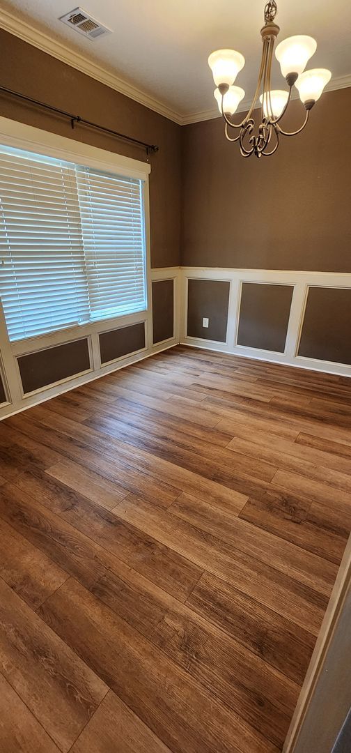 Foto del edificio - LOVELY TWO STORY W/ 5 BEDS, 3 FULL BATHS. ...