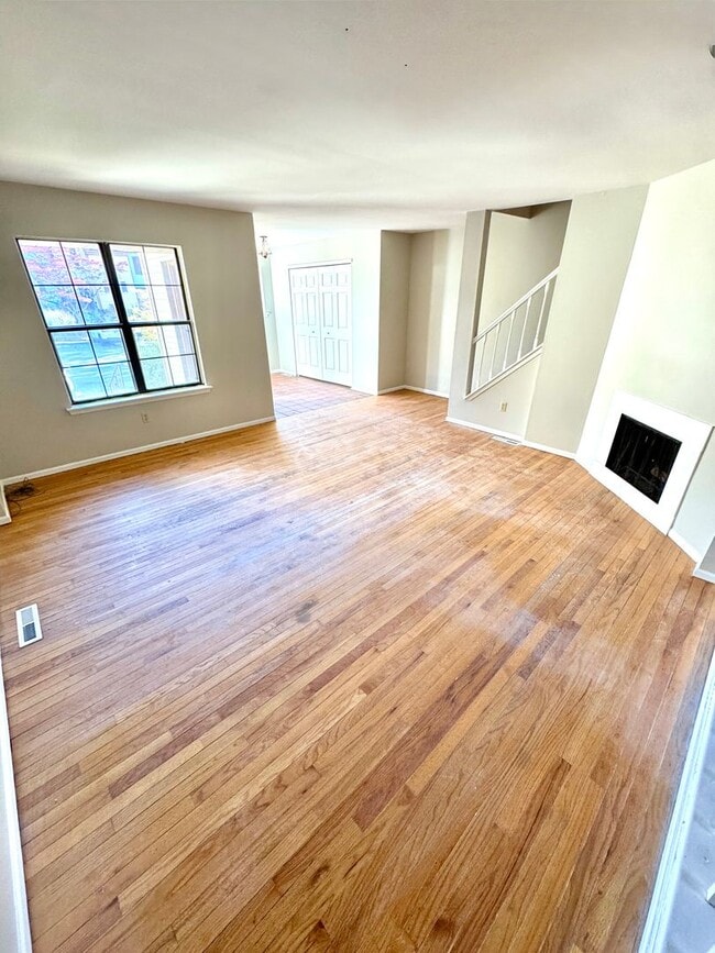 Building Photo - THREE BEDROOM TOWNHOME-PARKLAND SCHOOLS!