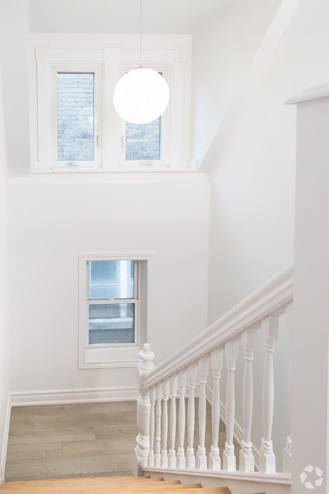Building Photo - 1267 King St W