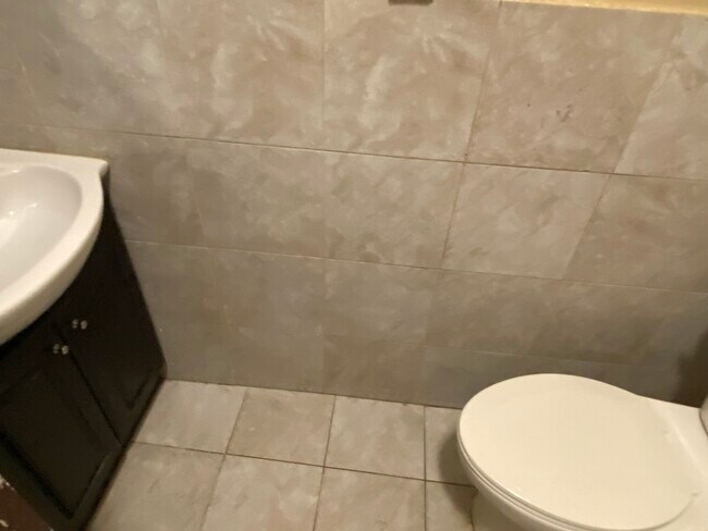 Baño - 313 S 3rd St