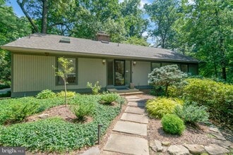 Building Photo - 1715 Hollinwood Dr
