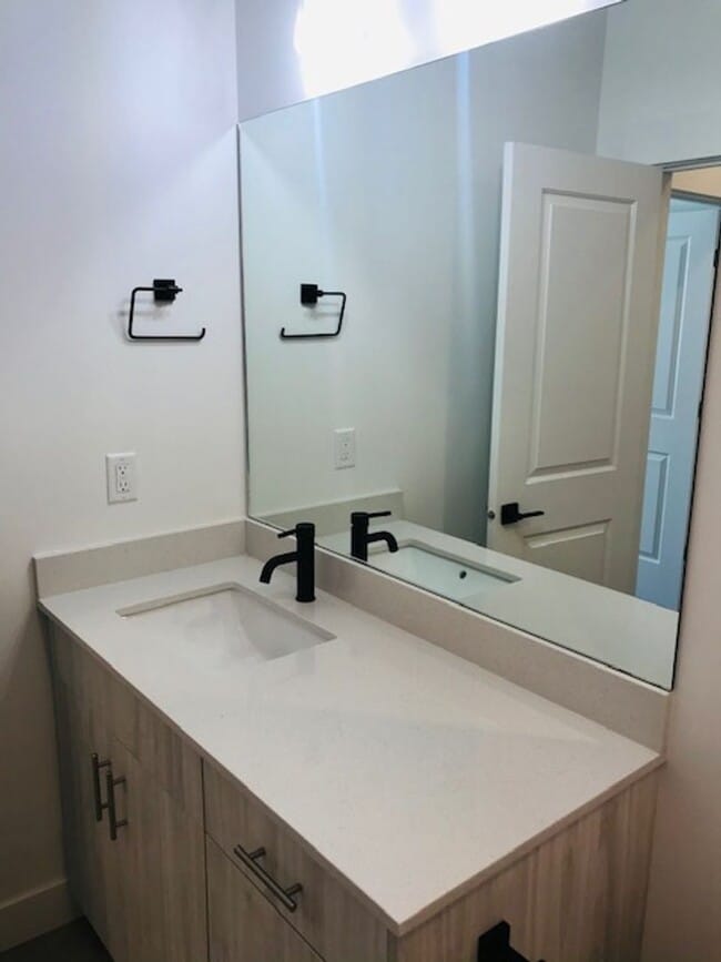 Building Photo - Beautiful new construction townhouse with ...