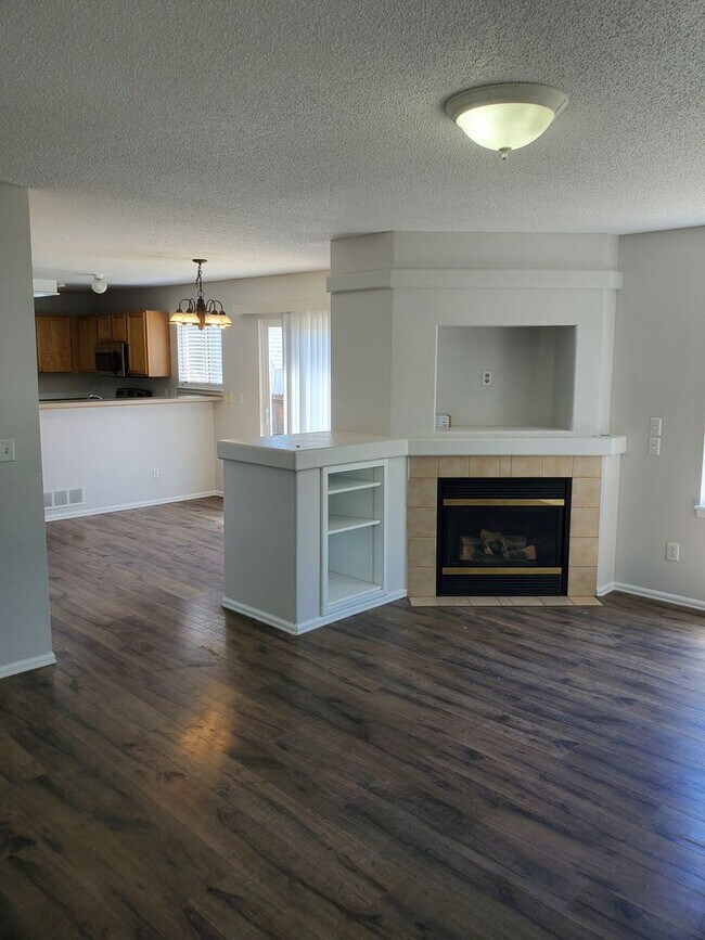 Foto del edificio - 4 bed 3 bath home in Aurora