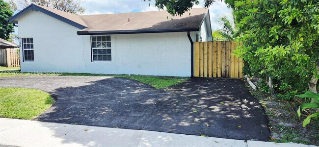 Foto del edificio - 8120 SW 4th Ct