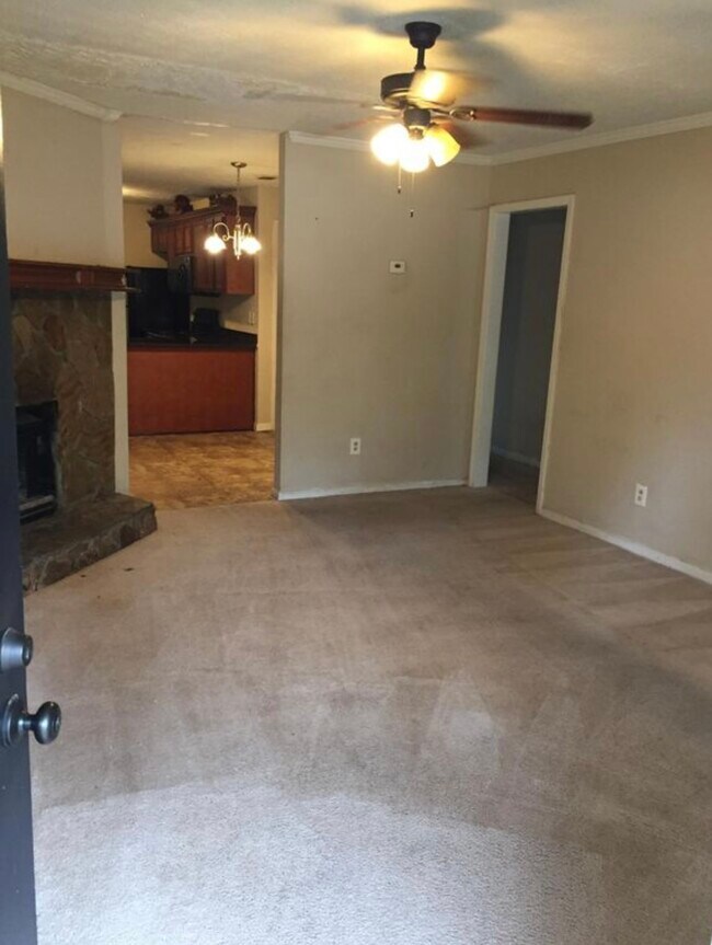 Living Room - 421 Charter Ct