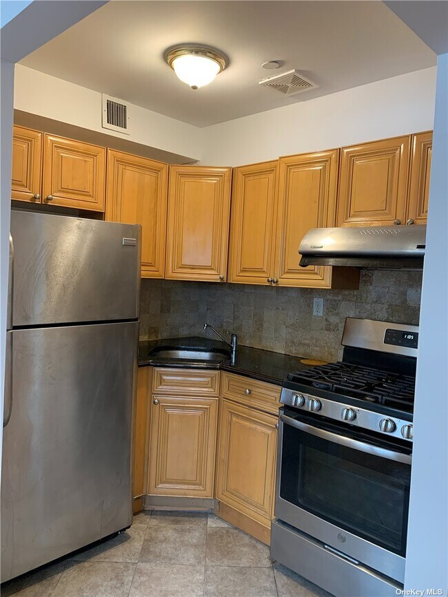 Foto del edificio - 103-2-103-42 42nd Ave