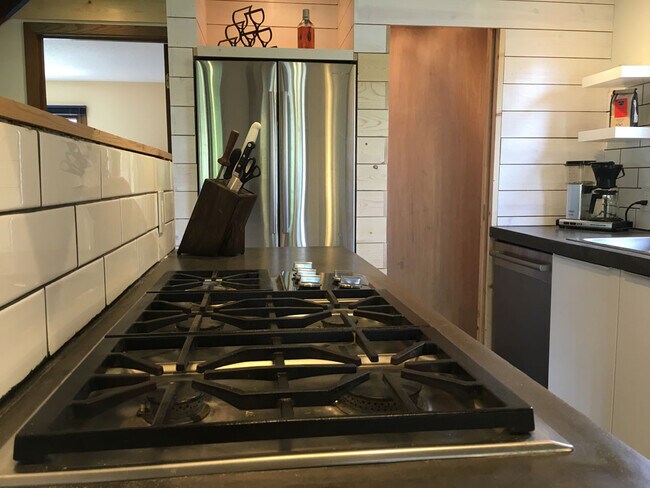 Foto del edificio - 215 Elton Hills Dr NW