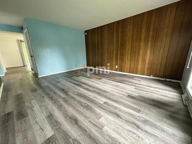 Foto del edificio - 6822-6824 Laurel Ave