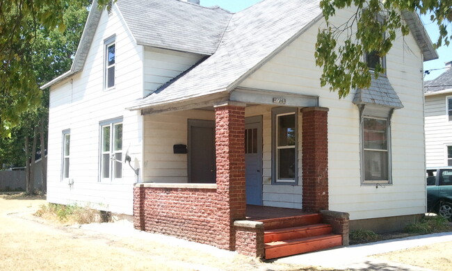 Building Photo - 736 10th St