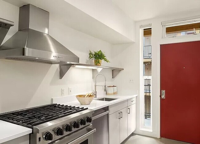 Building Photo - Modern 1-Bedroom Downtown Apartment with P...